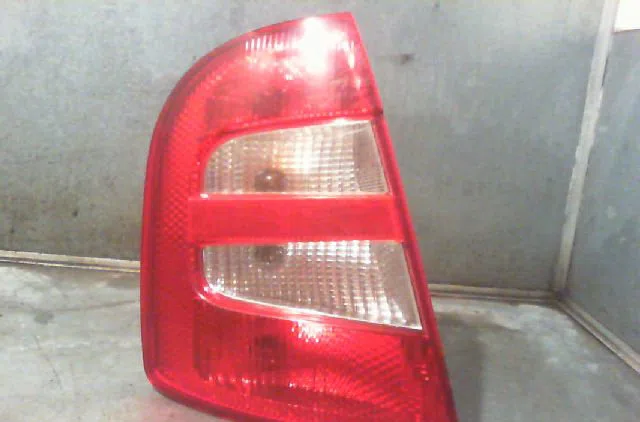 Feu arrière gauche SKODA FABIA 2000 occasion
