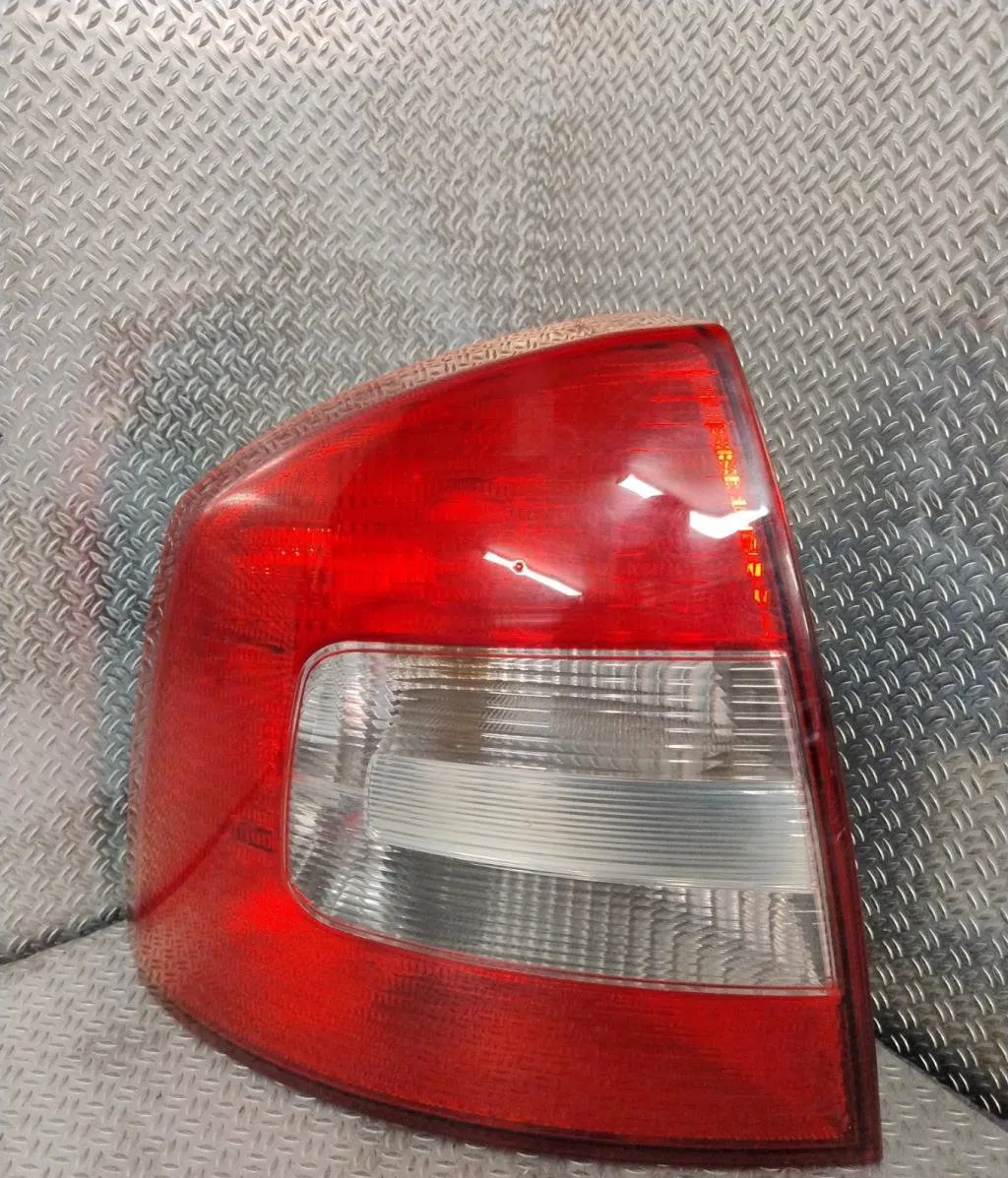 Feu arrière gauche Skoda OCTAVIA II (1Z3) 1.6 tdi (2009-2013) occasion