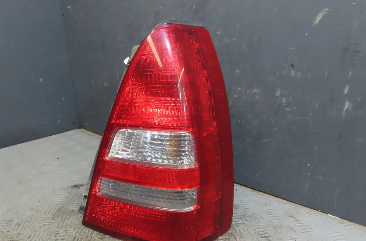 Feu arrière gauche Subaru FORESTER (SG_) 2.0 awd (sg5) (2002-2005) occasion