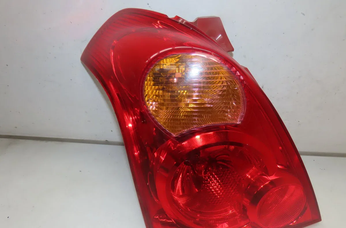 Feu arrière gauche Suzuki SWIFT III (MZ, EZ) 1.6 (rs 416, rr 416) (2006) occasion