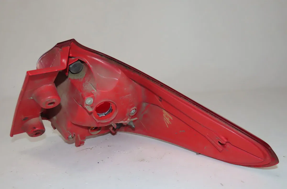Feu arrière gauche Toyota AURIS Break (_E18_) 2.0 d-4d (ade186_) (2013-2015) occasion