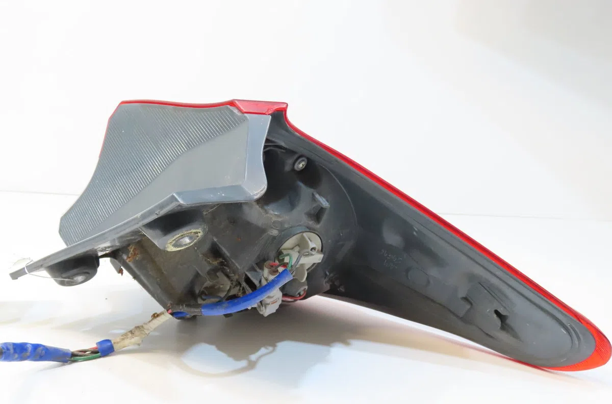 Feu arrière gauche Toyota AURIS (_E18_) 1.8 hybrid (zwe186_) (2012-2018) occasion