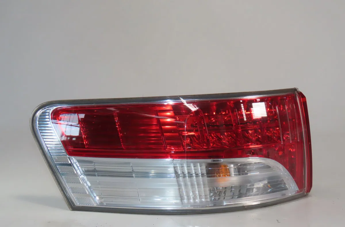 Feu arrière gauche Toyota AVENSIS Break (_T27_) 2.0 d-4d (adt270_) (2011-2018) occasion