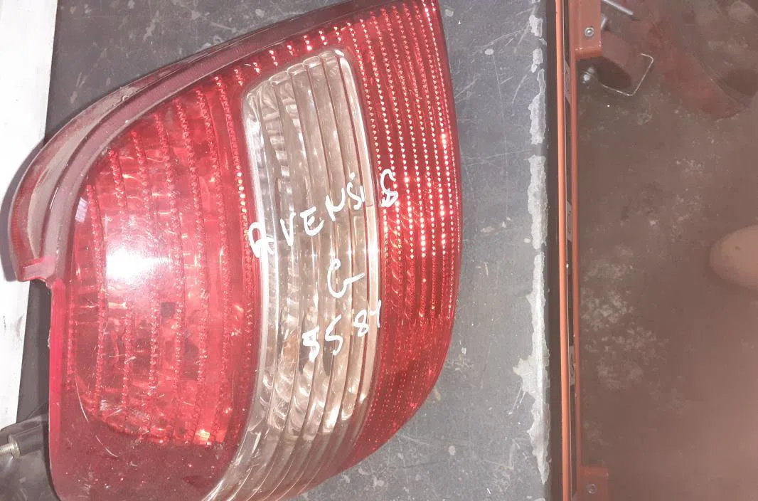 Feu arrière gauche Toyota AVENSIS Liftback (_T22_) 2.0 d-4d (cdt220_) (1999-2003) occasion