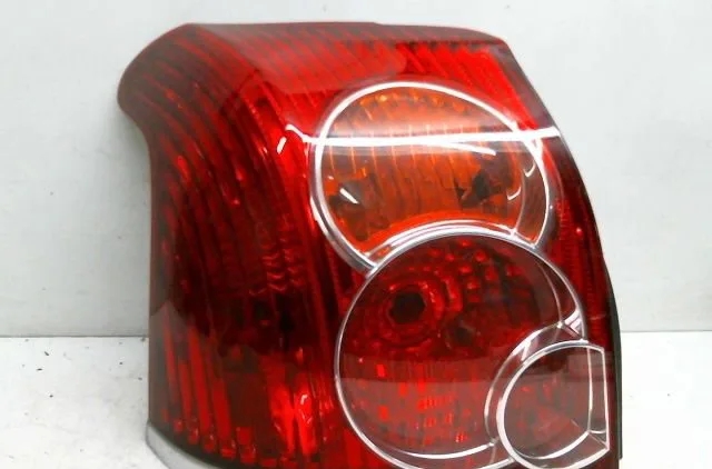 Feu arrière gauche Toyota AVENSIS (_T25_) 1.8 (zzt251_) (2003-2008) occasion