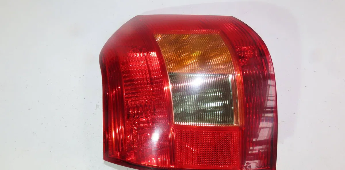 Feu arrière gauche Toyota COROLLA (_E12_) 1.6 vvt-i (zze121_) (2002-2006) occasion
