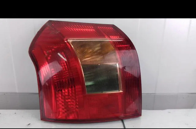 Feu arrière gauche Toyota COROLLA (_E12_) 1.6 vvt-i (zze121_) (2002-2006) occasion