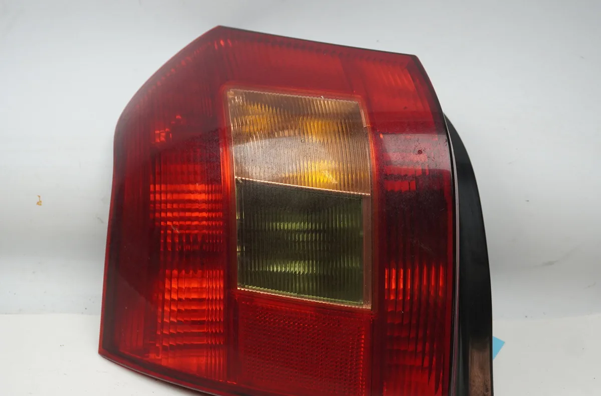 Feu arrière gauche Toyota COROLLA (_E12_) 2.0 d-4d (cde120_) (2002-2006) occasion
