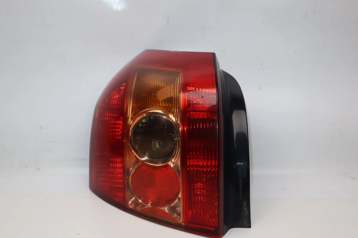 Feu arrière gauche Toyota COROLLA (_E12_) 2.0 d-4d (cde120r_, cde120l_) (2002-2006) occasion