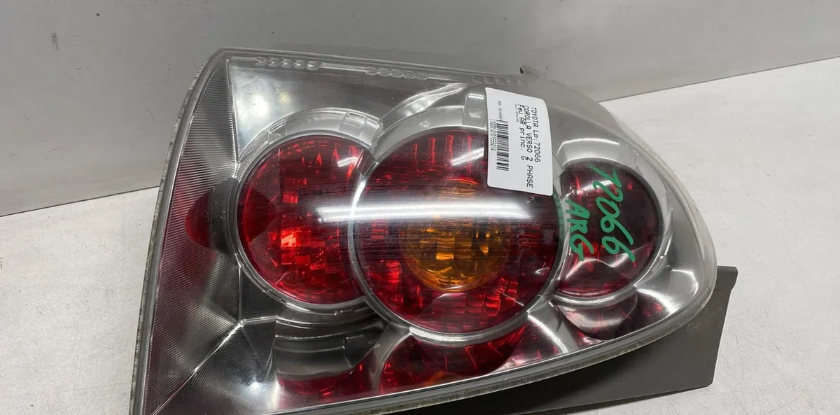 Feu arrière gauche Toyota COROLLA Verso (ZER_, ZZE12_, R1_) 2.2 d-4d (aur10_) (2005-2009) 5 portes occasion