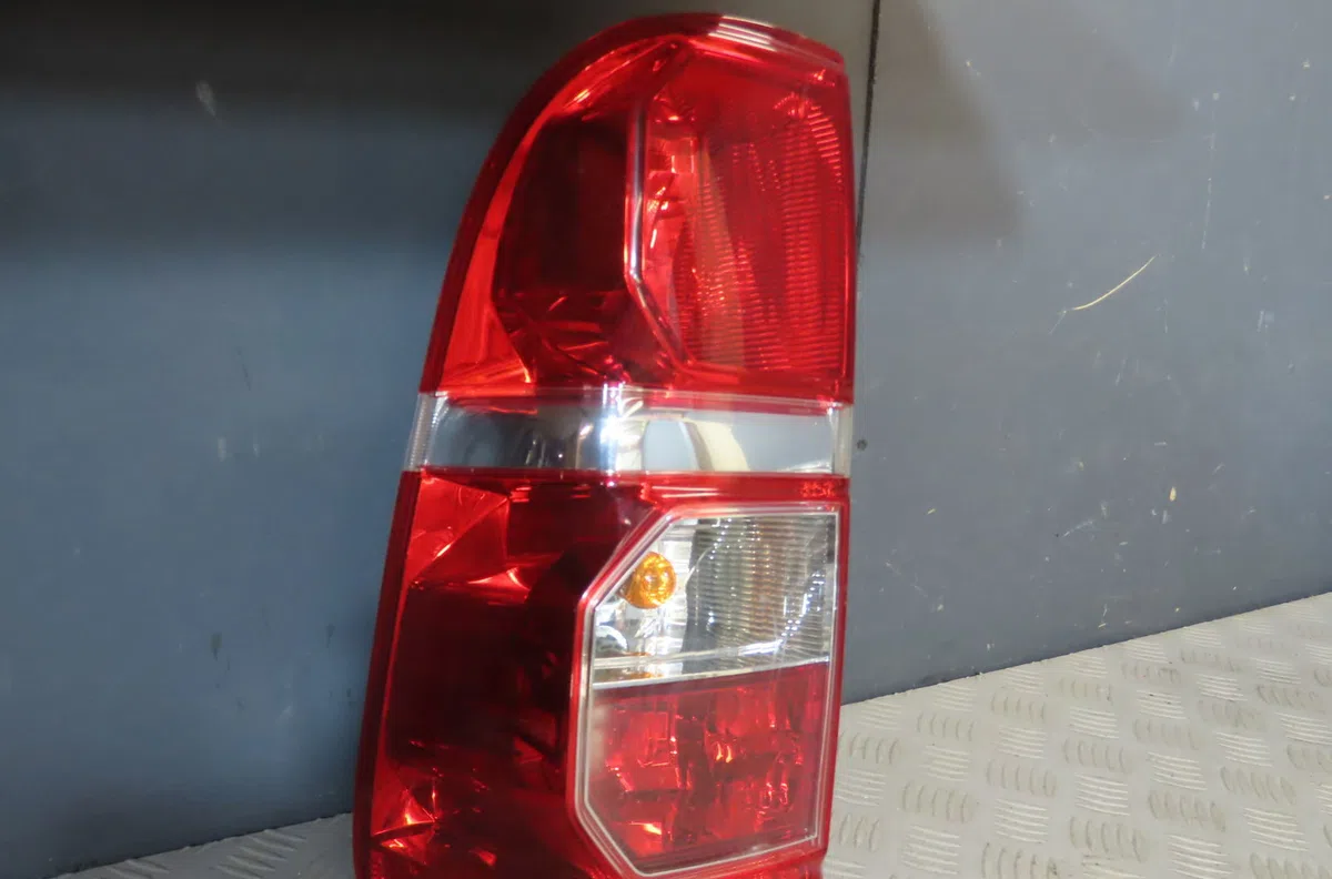 Feu arrière gauche Toyota HILUX VII Pick-up (_N1_, _N2_, _N3_) 3.0 d-4d 4wd (kun26) (2005-2015) occasion