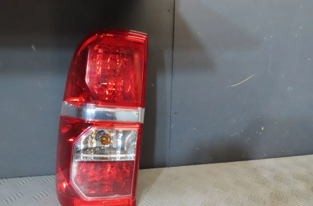 Feu arrière gauche Toyota HILUX VII Pick-up (_N1_, _N2_, _N3_) 3.0 d-4d 4wd (kun26) (2005-2015) occasion