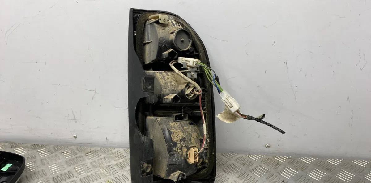 Feu arrière gauche TOYOTA LAND CRUISER 3 J90 PHASE 2 occasion