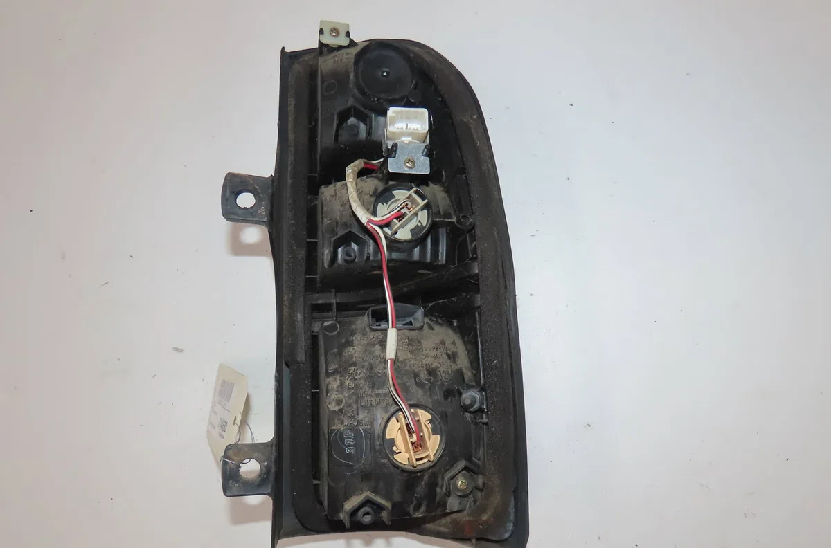Feu arrière gauche Toyota LAND CRUISER 90 (_J9_) 3.0 d-4d 4wd (kdj90_, kdj95_) (2000-2002) occasion
