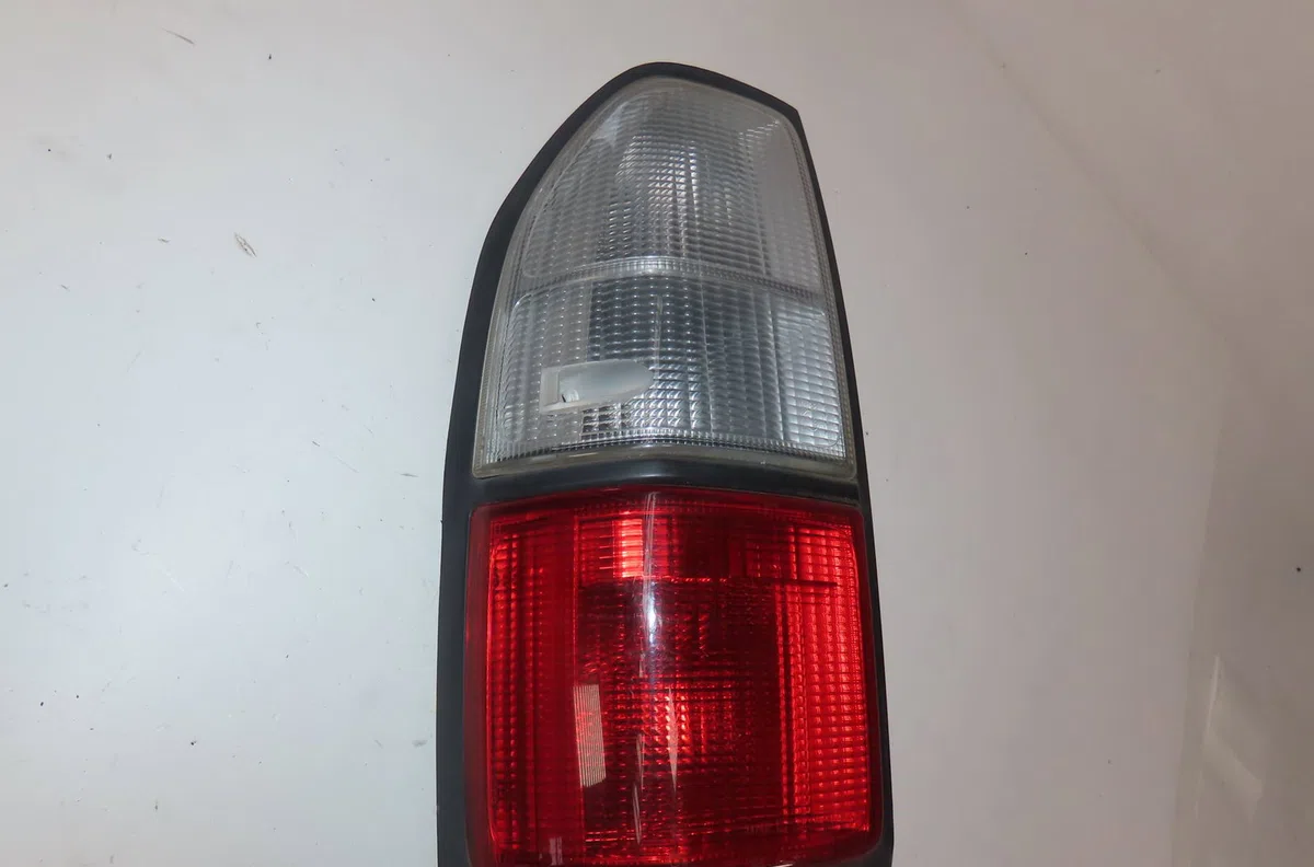 Feu arrière gauche Toyota LAND CRUISER 90 (_J9_) 3.0 d-4d 4wd (kdj90_, kdj95_) (2000-2002) occasion