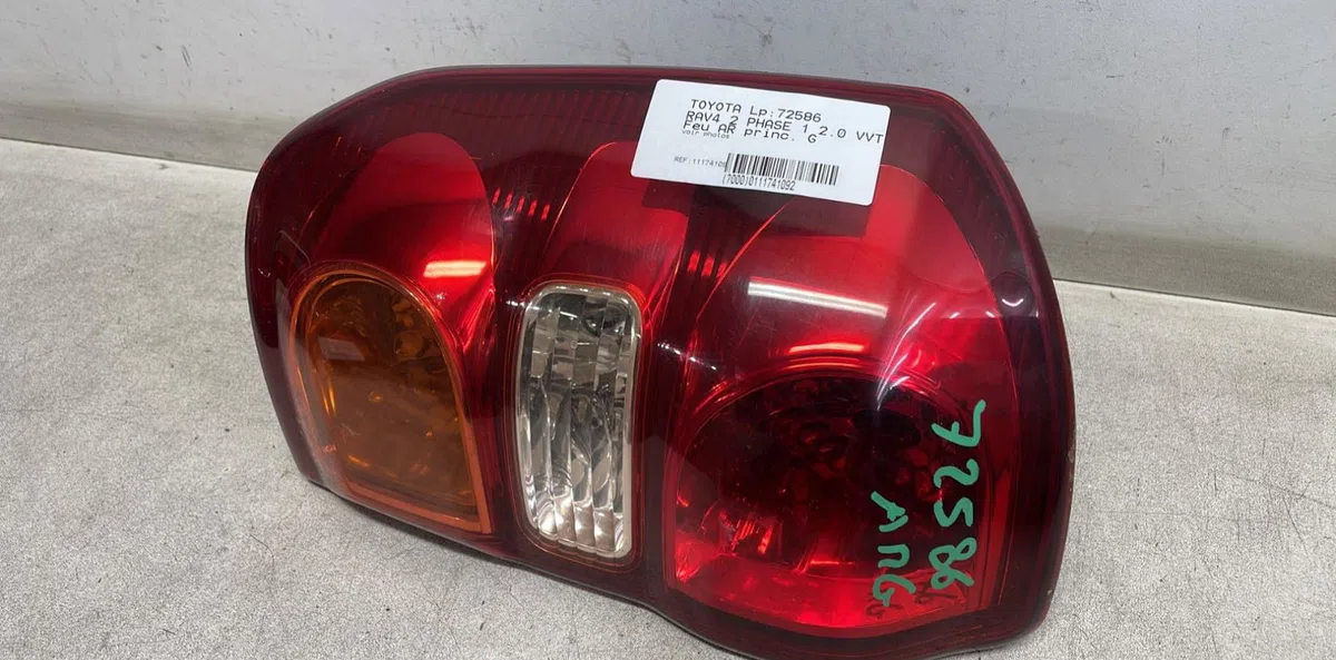 Feu arrière gauche Toyota RAV 4 II (_A2_) 2.0 4wd (aca21, aca20) (2000-2005) occasion