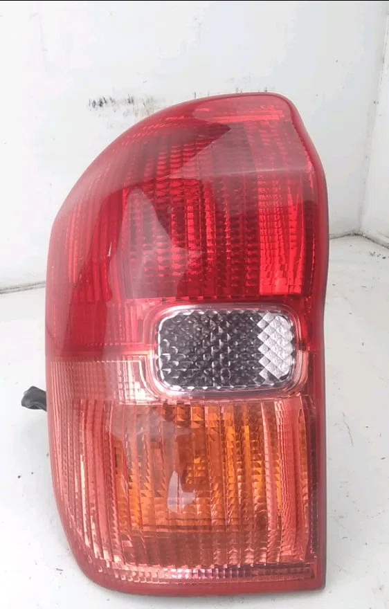 Feu arrière gauche Toyota RAV 4 II (_A2_) 2.0 4wd (aca21, aca20) (2000-2005) occasion