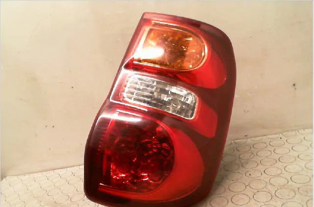 Feu arrière gauche Toyota RAV 4 II (_A2_) 2.0 d 4wd (cla20_, cla21_) (2001-2005) occasion