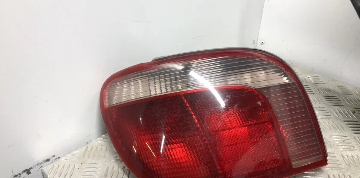 Feu arrière gauche TOYOTA YARIS 1 PHASE 1 occasion