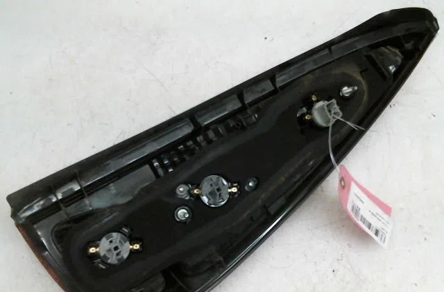 Feu arrière gauche Toyota YARIS (_P1_) 1.3 (ncp10_, scp12_) (1999-2005) occasion