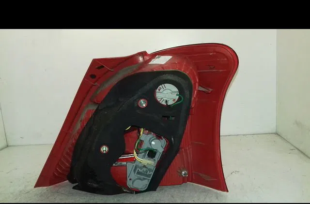 Feu arrière gauche Toyota YARIS (_P9_) 1.3 vvt-i (scp90_) (2005-2010) occasion
