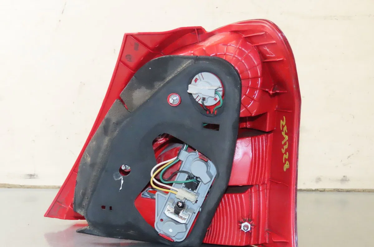 Feu arrière gauche Toyota YARIS (_P9_) 1.4 d-4d (nlp90_) (2005-2012) occasion