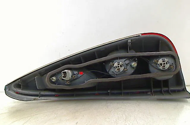 Feu arrière gauche Toyota YARIS VERSO (_P2_) 1.3 (ncp20_, ncp22_) (1999-2002) occasion