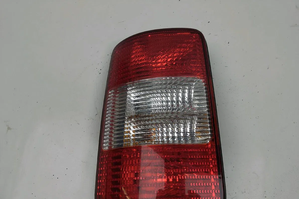 Feu arrière gauche VOLKSWAGEN CADDY III  2.0 TDi 140ch occasion