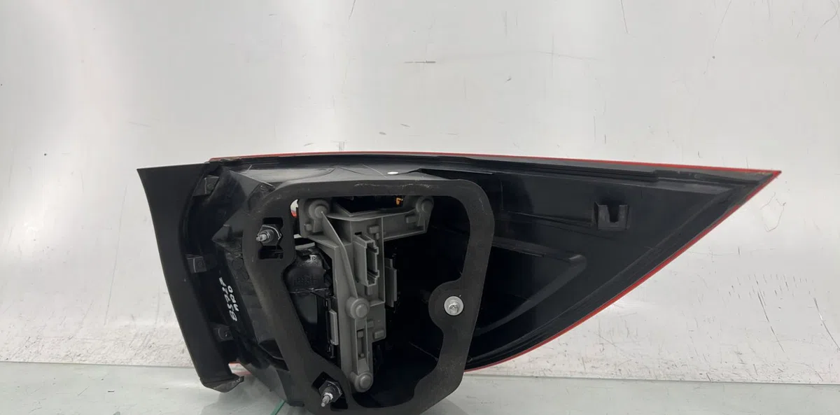 Feu arrière gauche VOLKSWAGEN GOLF 6 BREAK occasion