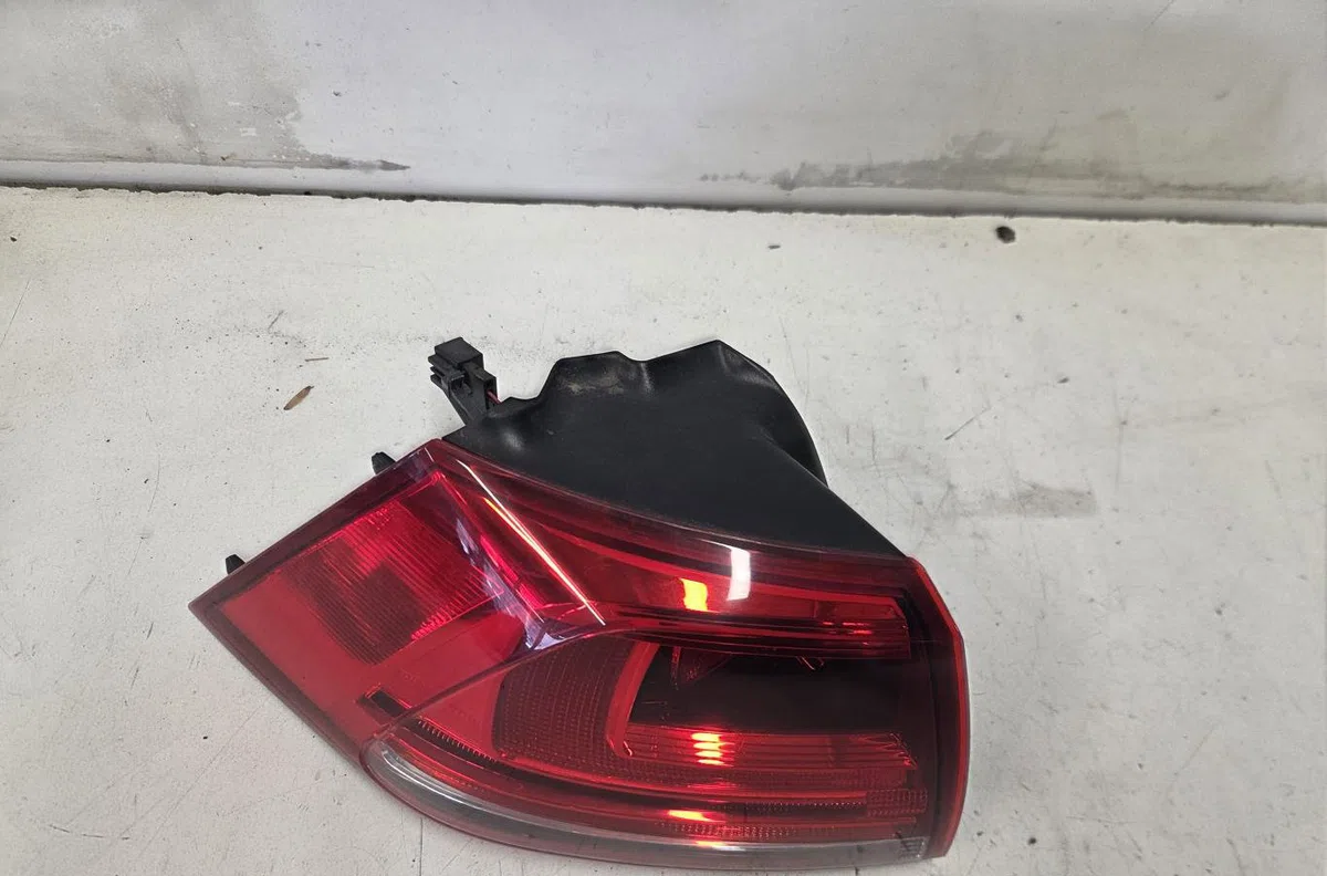 Feu arrière gauche VOLKSWAGEN GOLF 7 PHASE 1 occasion