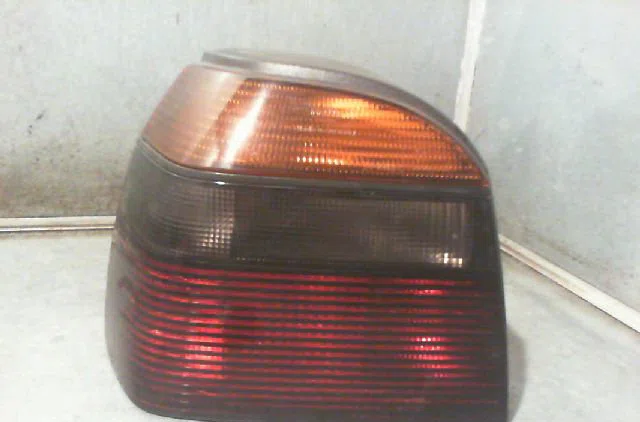 Feu arrière gauche VOLKSWAGEN GOLF III 1993 occasion