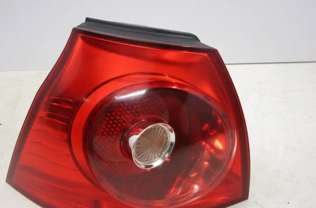 Feu arrière gauche VOLKSWAGEN GOLF V  1.9 TDI 105ch occasion