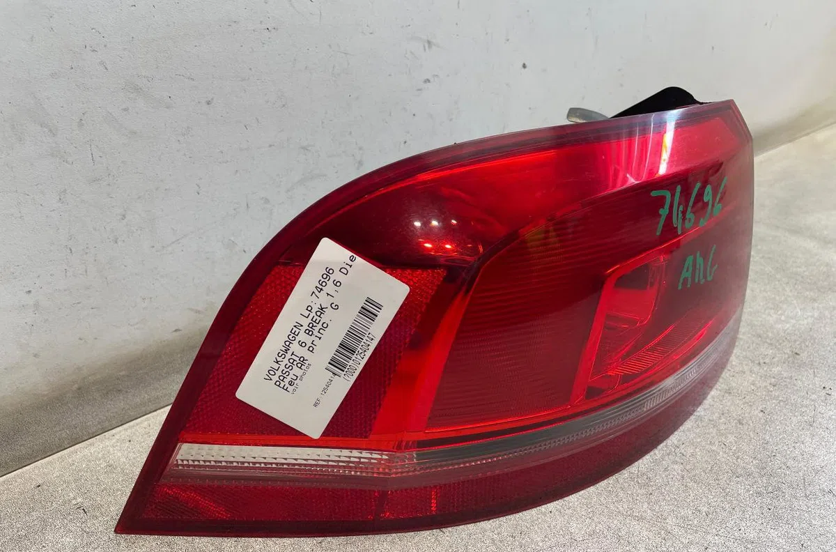 Feu arrière gauche Volkswagen PASSAT B7 Variant (365) 1.6 tdi (2010-2014) occasion