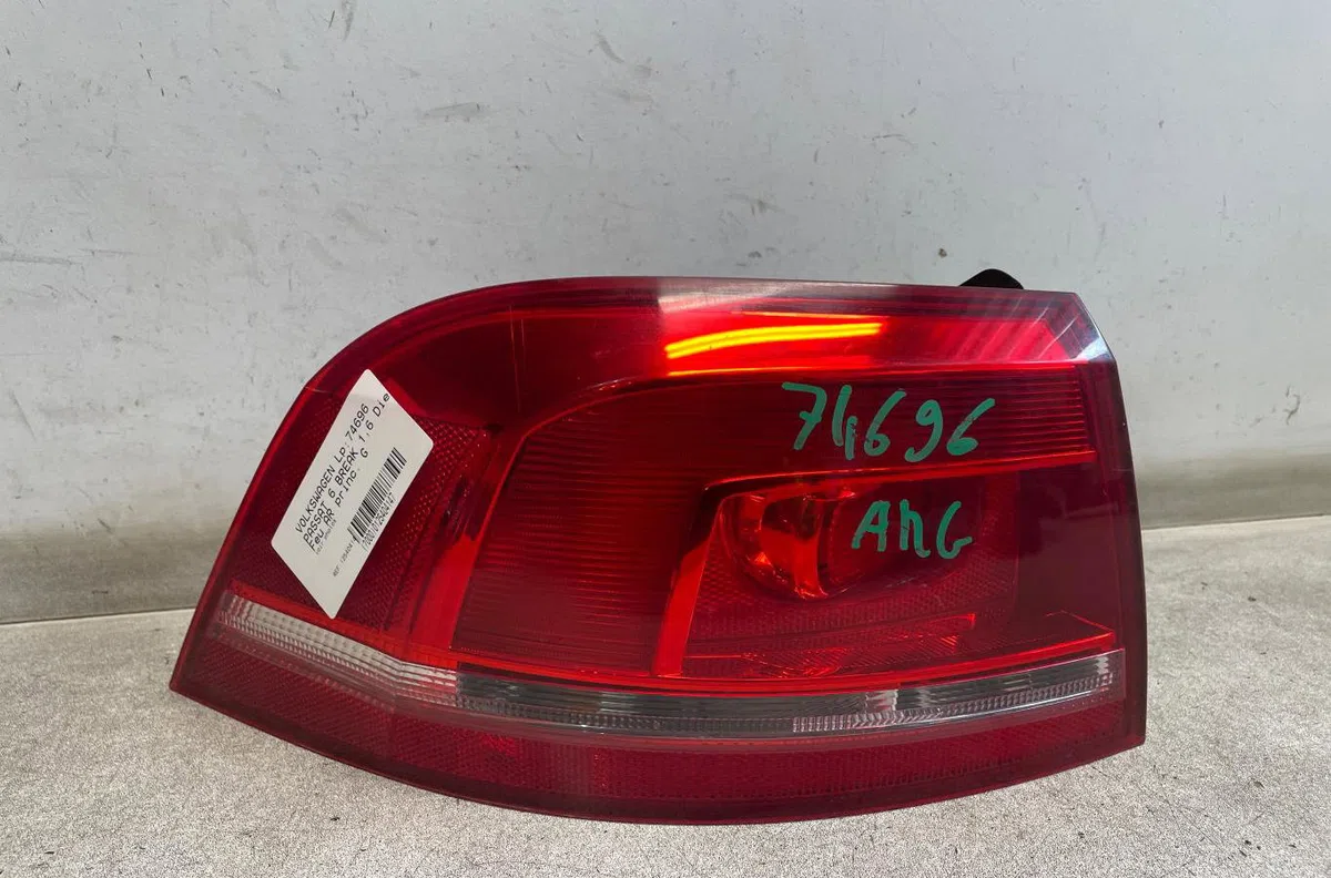 Feu arrière gauche Volkswagen PASSAT B7 Variant (365) 1.6 tdi (2010-2014) occasion