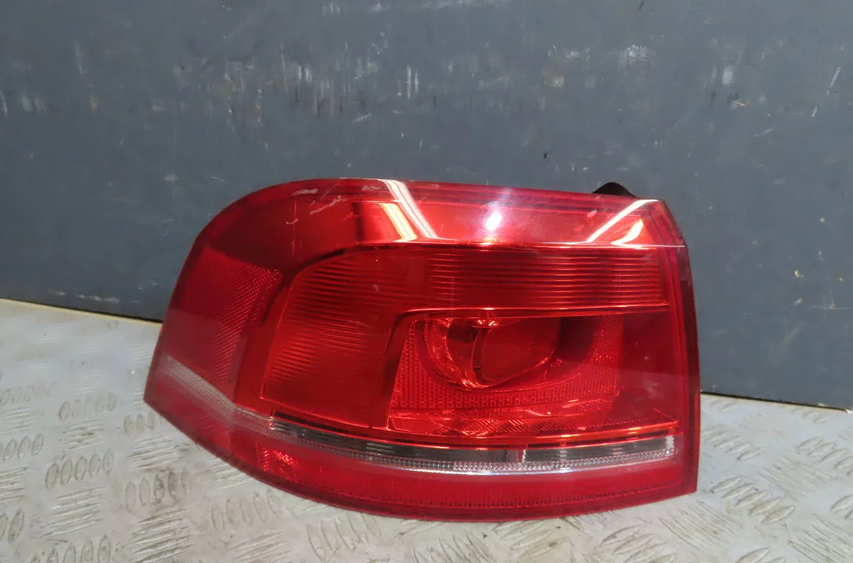Feu arrière gauche Volkswagen PASSAT B7 Variant (365) 2.0 tdi (2010-2014) occasion