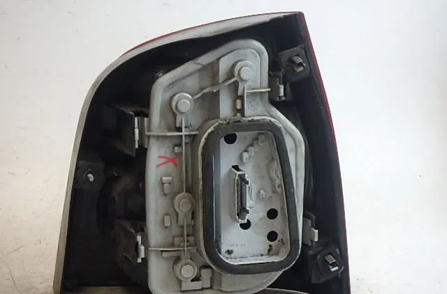 Feu arrière gauche VOLKSWAGEN POLO 2002 occasion