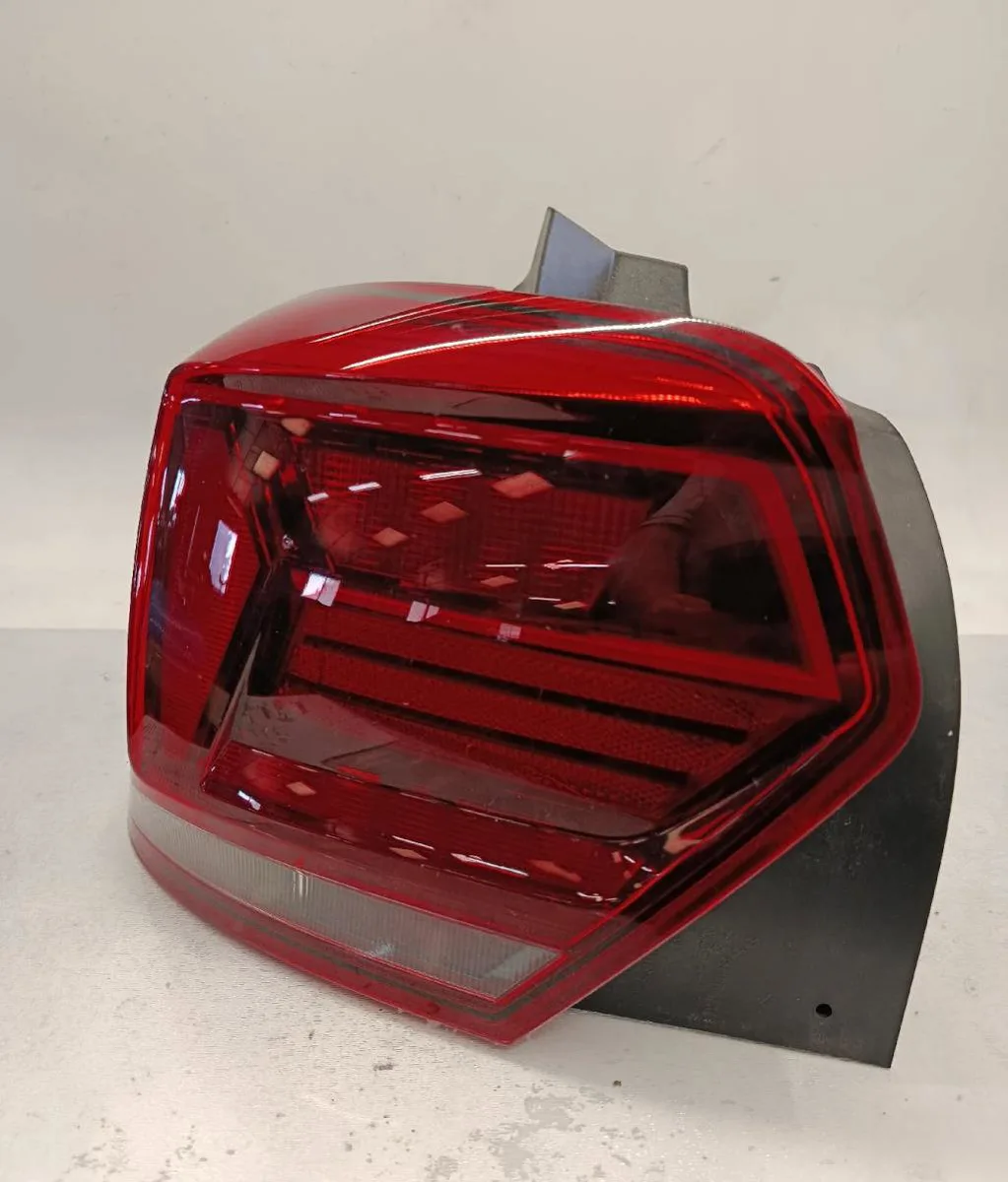 Feu arrière gauche VOLKSWAGEN POLO 6 PHASE 1 occasion