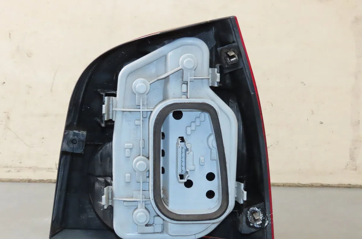 Feu arrière gauche Volkswagen POLO (9N_, 9A_) 1.2 12v (2001-2007) 5 portes occasion