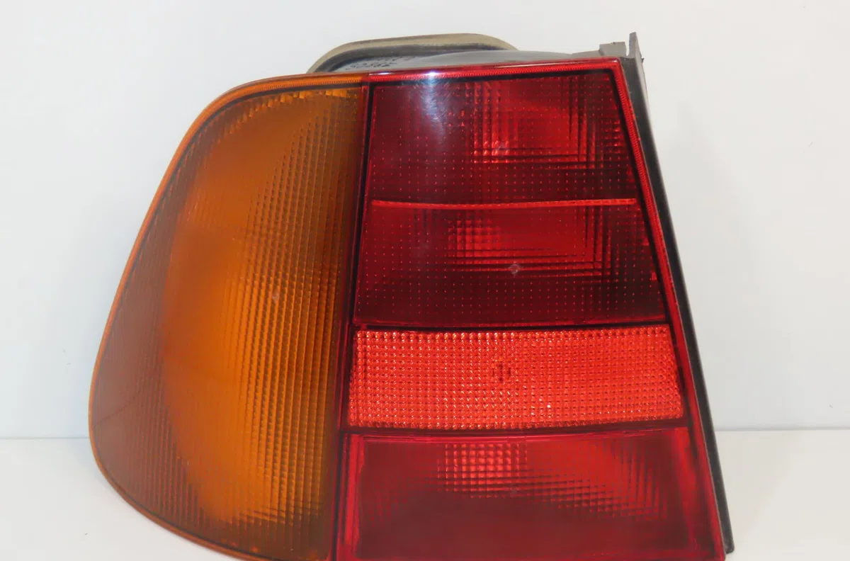 Feu arrière gauche VOLKSWAGEN POLO IV 2000 occasion