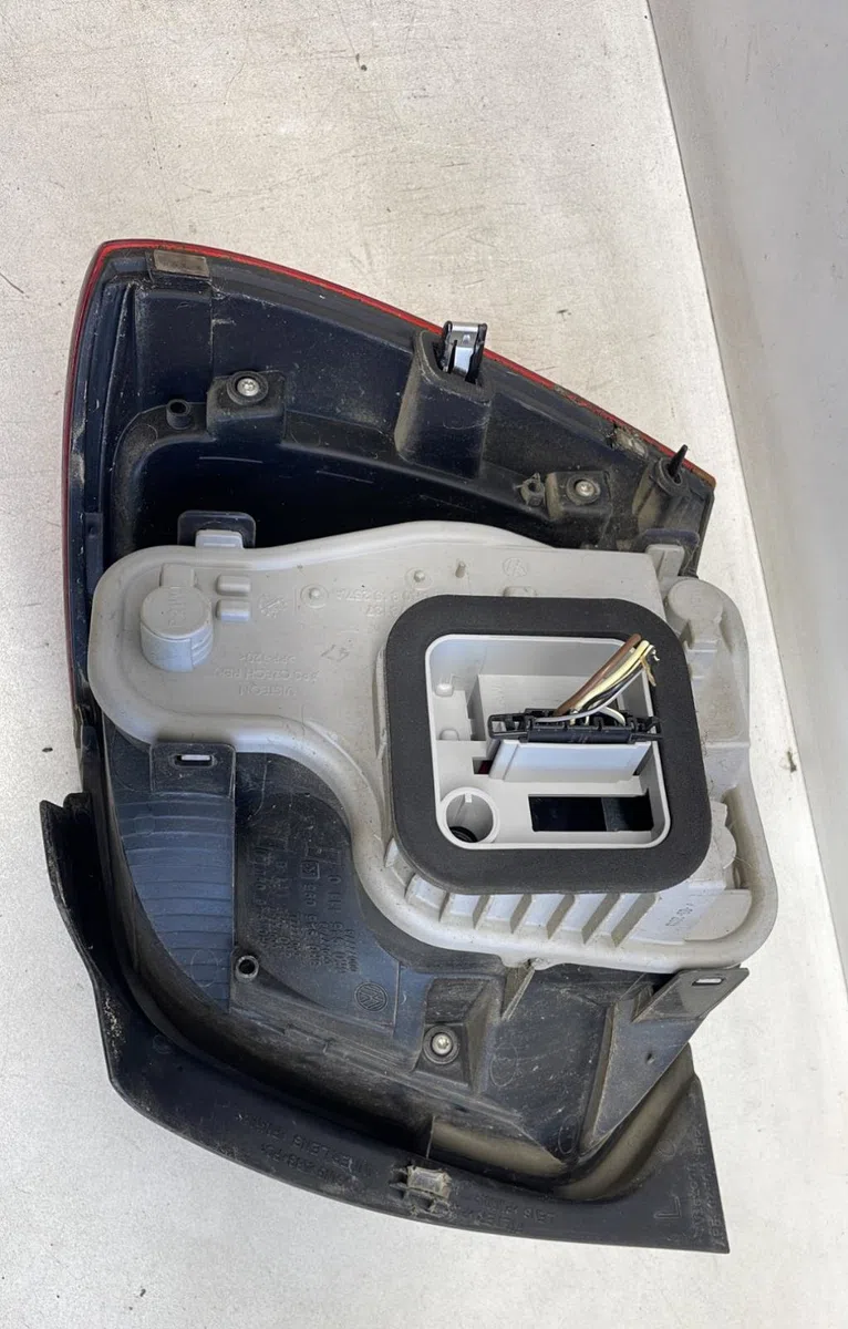 Feu arrière gauche Volkswagen POLO V (6R1, 6C1) 1.2 (2009) occasion