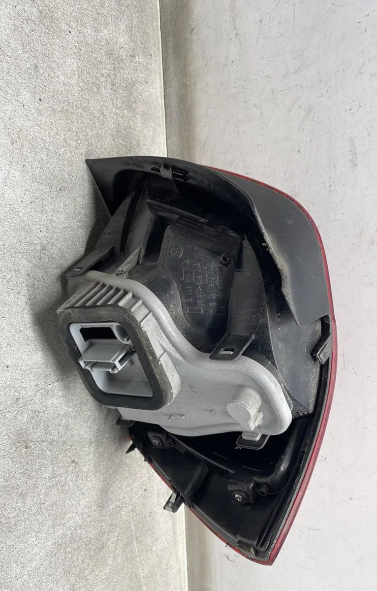 Feu arrière gauche Volkswagen POLO V (6R1, 6C1) 1.4 (6r1) (2009-2014) occasion