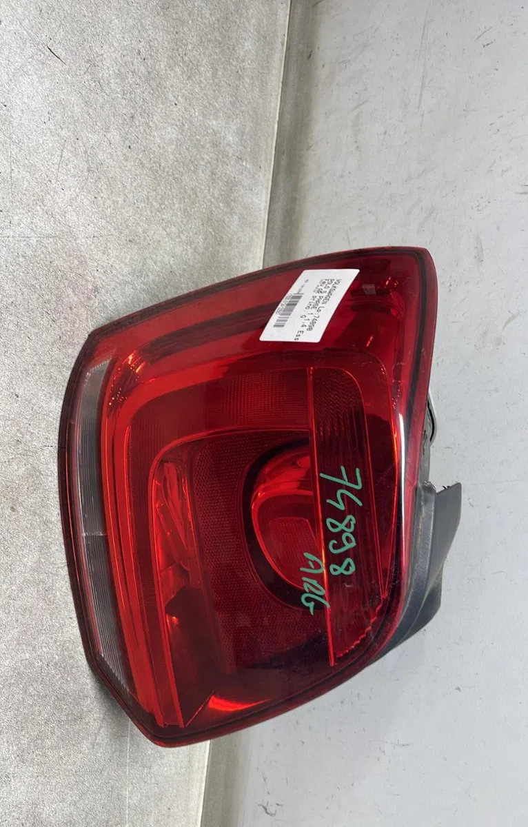 Feu arrière gauche Volkswagen POLO V (6R1, 6C1) 1.4 (6r1) (2009-2014) occasion