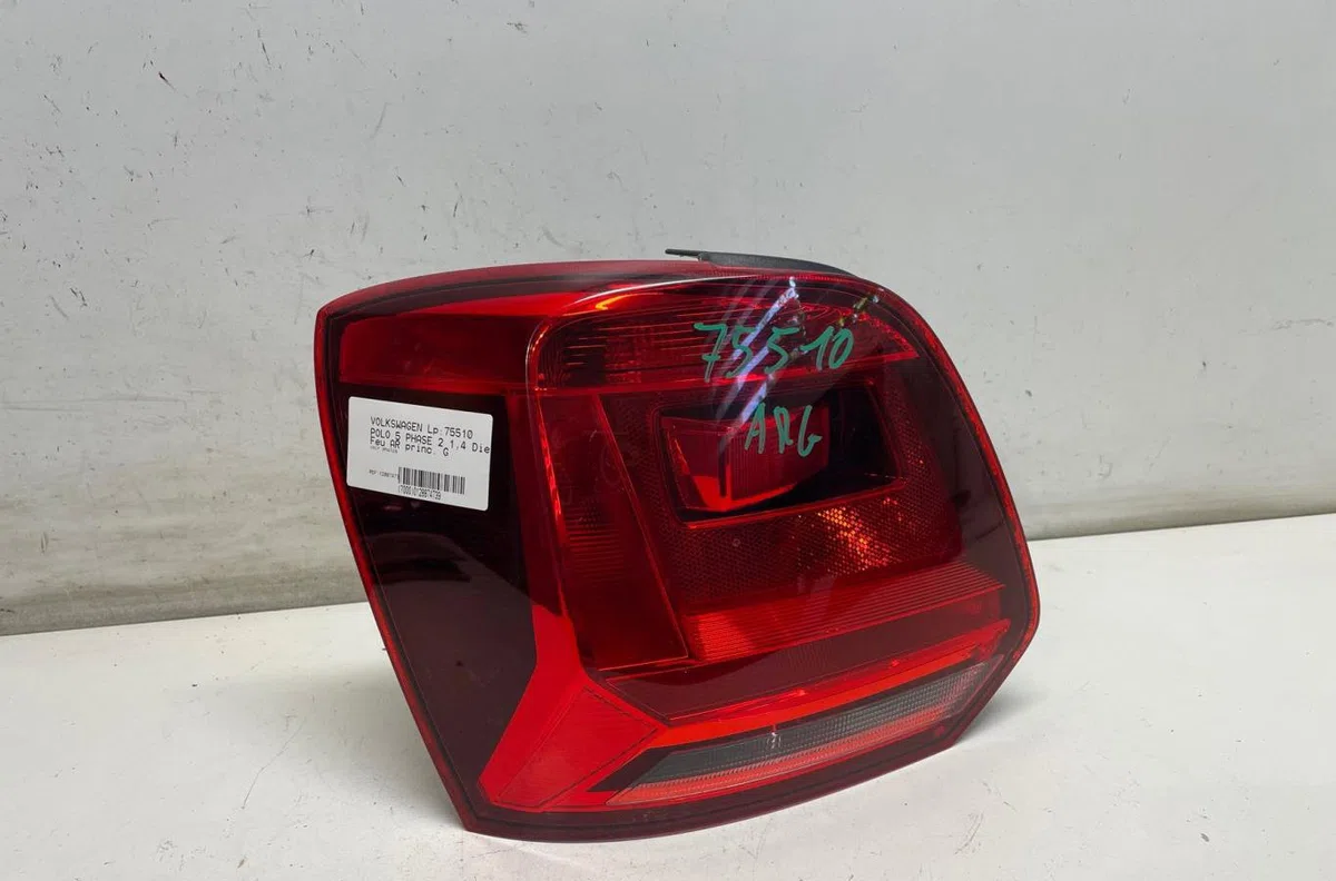 Feu arrière gauche Volkswagen POLO V (6R1, 6C1) 1.4 tdi (2014) occasion