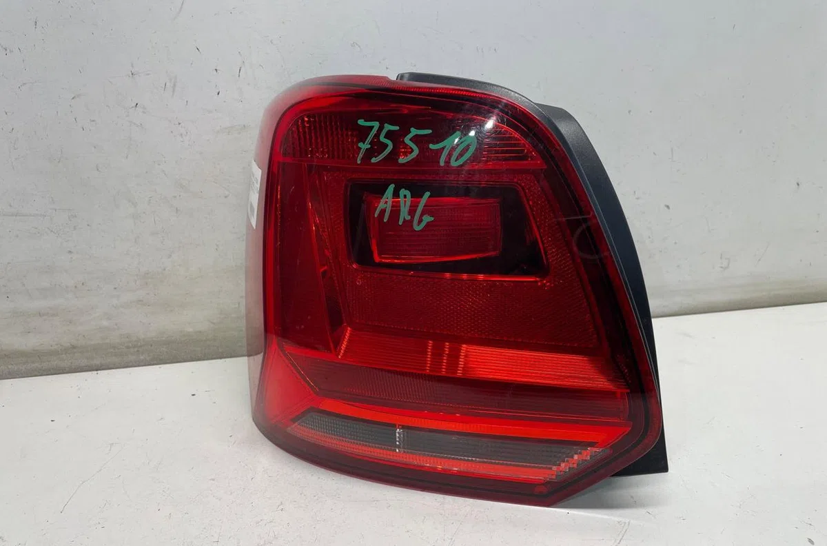 Feu arrière gauche Volkswagen POLO V (6R1, 6C1) 1.4 tdi (2014) occasion
