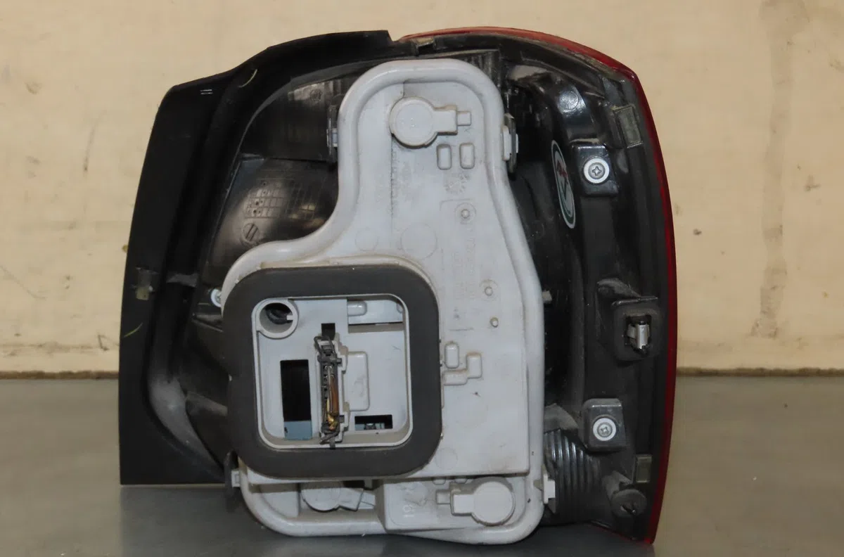 Feu arrière gauche Volkswagen POLO V (6R1, 6C1) 1.6 tdi (2009) occasion