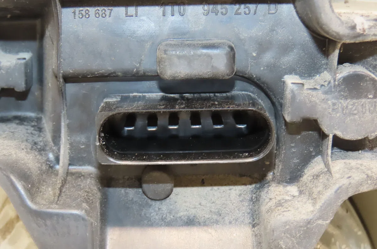 Feu arrière gauche Volkswagen TOURAN (1T1, 1T2) 1.9 tdi (2003-2004) occasion