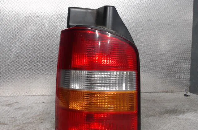 Feu arrière gauche VOLKSWAGEN TRANSPORTER LONG 2.5 TDI COMBI LONG  TRANSPORTER LONG 2.5 TDI COMBI LONG occasion