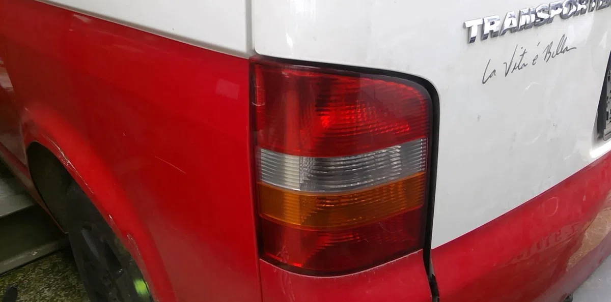 Feu arrière gauche VOLKSWAGEN TRANSPORTER LONG 2.5 TDI COMBI LONG  TRANSPORTER LONG 2.5 TDI COMBI LONG occasion