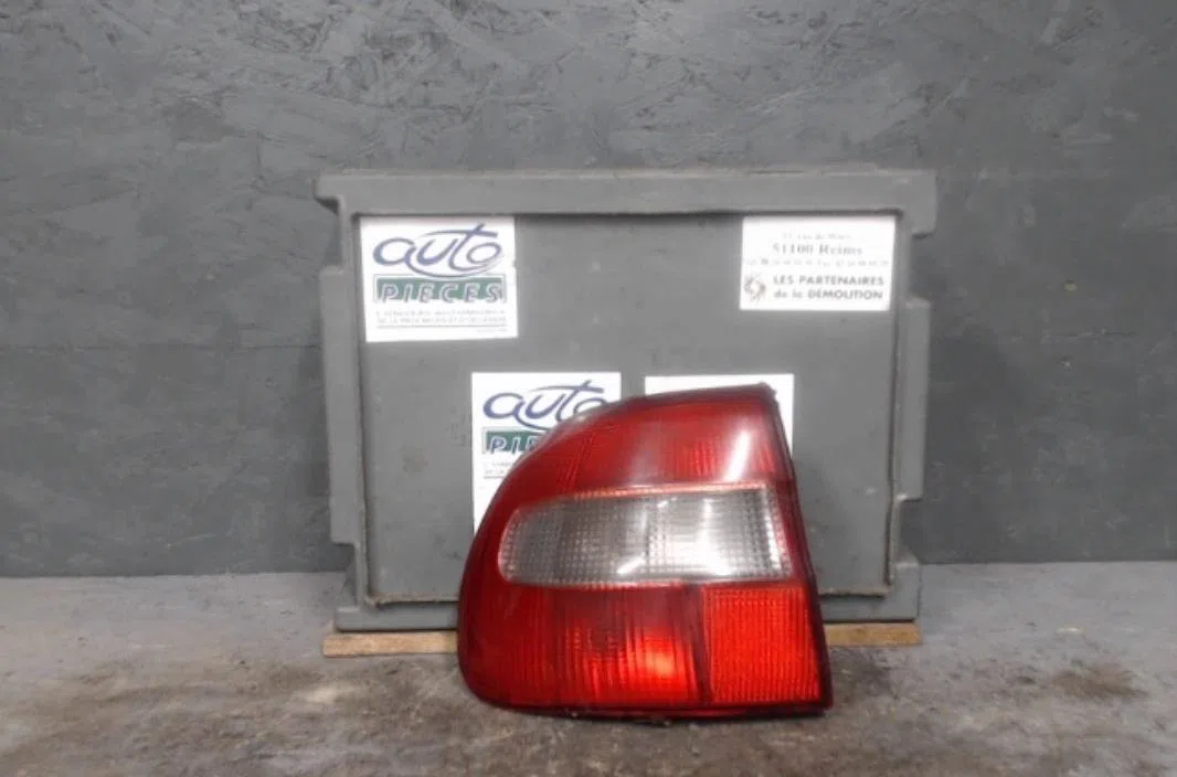 Feu arrière gauche VOLVO V 40 1  V 40 1 PHASE 1 BREAK occasion