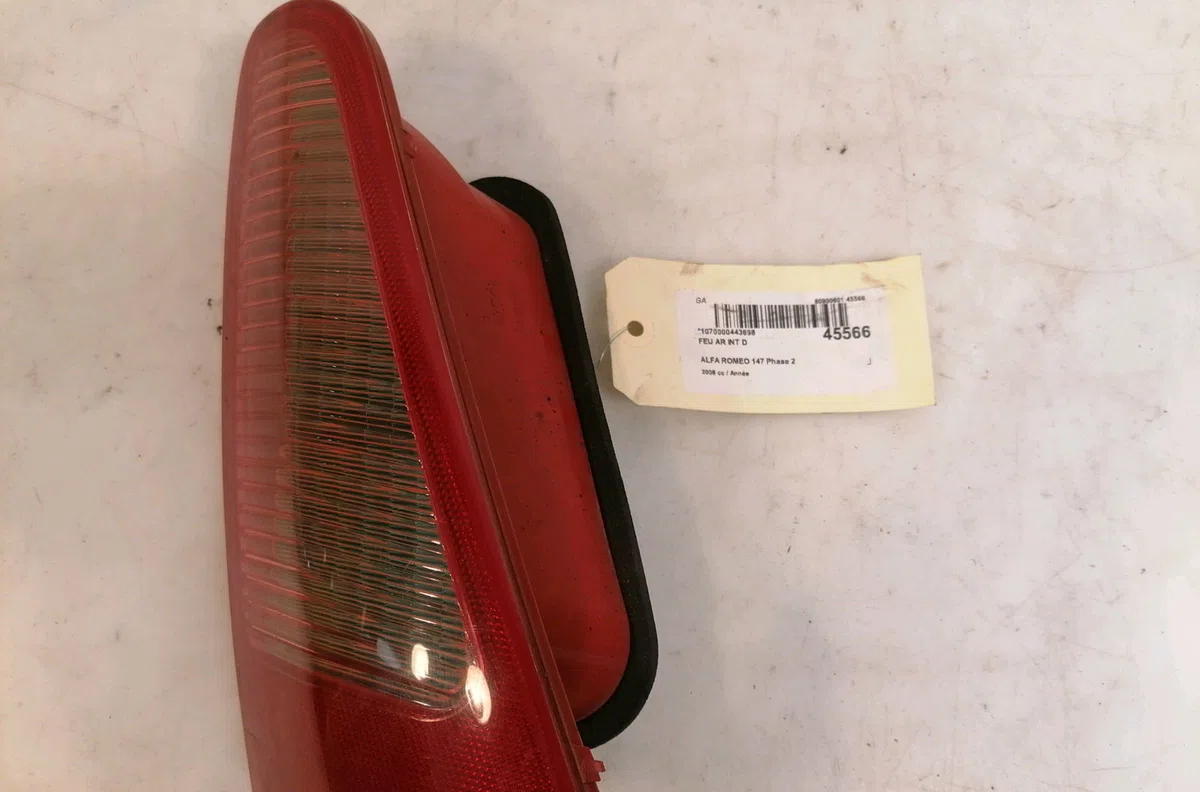 Feu arrière intérieur droit Alfa romeo 147 (937_) 1.9 jtdm 16v (937.axn1b, 937.axz1b) (2008-2010) occasion